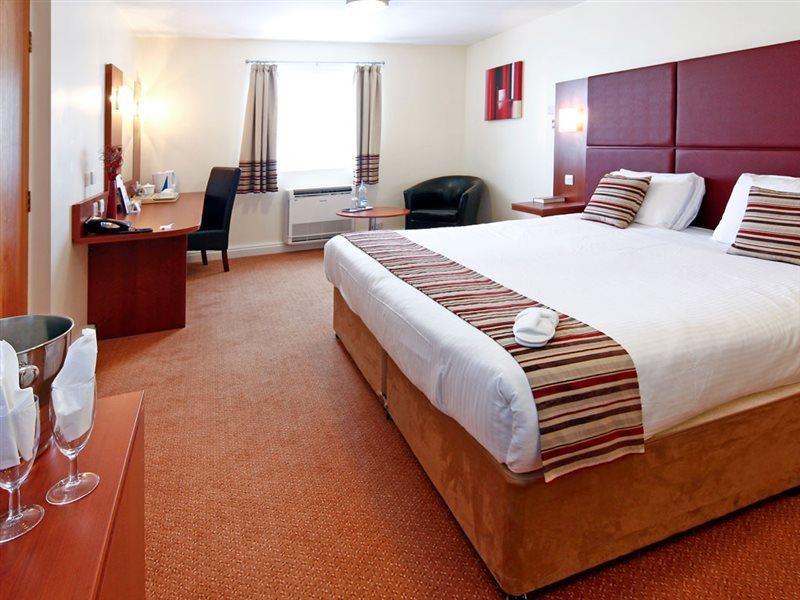 Mercure Swindon East Hotel And Spa Extérieur photo